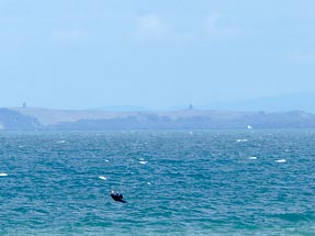 Kitesurfer am Strand von Long Bay