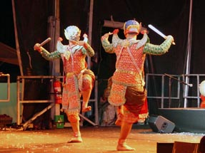 Krieger tanzen auf der Bühne