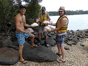 3 Angler mit Fisch