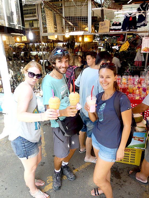 Mimi, Gaël and Bianca explore the fruity secrets of Chatuchak market Mimi and Gaël with Bianca