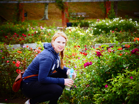 Was ist hübscher - Blumen oder mein Rosenblütchen? Rosengarten im Botanical Garden