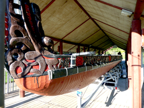 Mächtiges Waka: die Ostküste ist voller Maori Kultur Beeindruckendes Waka