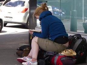 Auf unseren sieben Sachen sitzen wir in den Straßen und warten auf unseren Bus Auf Wellingtons Straßen