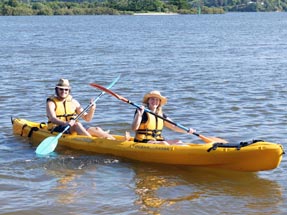 Bianca und Thomas beim Ocean Kayaking