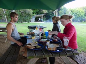 Gemeinsames Abendessen auf Aroha