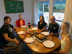 Wir sitzen beim Abendessen zusammen