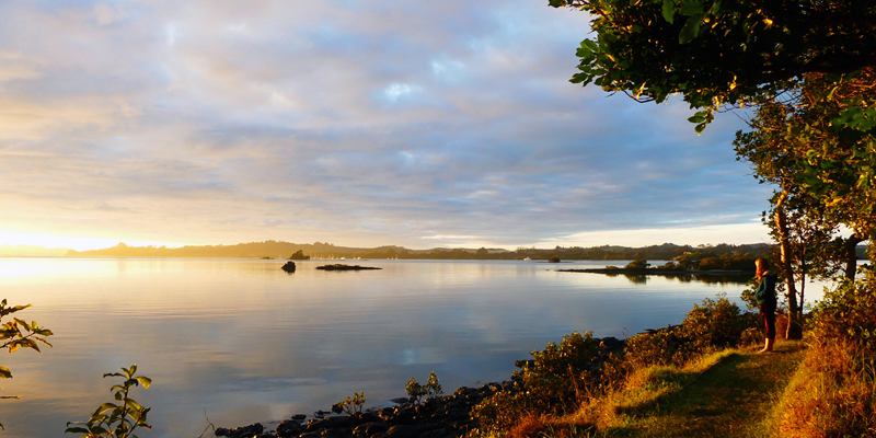 Aroha Island begrüßt uns zum Ostersonntag mit einem prächtigen Sonnenaufgang