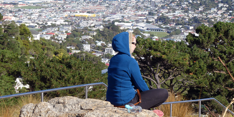 Yogi auf Mount Victoria über der Hauptstadt Neuseelands: ganz in sich ruhend