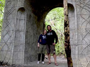 Bianca und Thomas am Torbogen in Rivendell