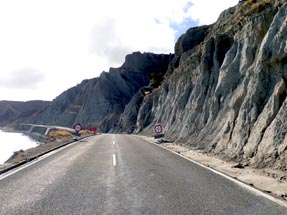 Küstenstraße führt direkt am Meer entlang