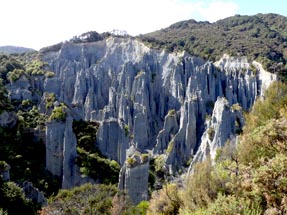 Hiking in the Pinnacles reserve