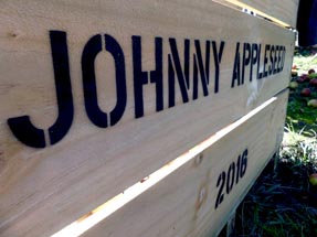 Apfelkiste mit dem Johnny Appleseed Logo