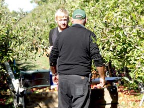 Warren und Cory stehen an unserer Kiste