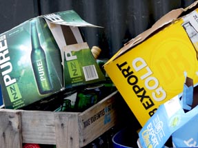 leere Bierkisten in der Mülltrennung