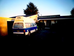 Unser Van steht vor Chris Haus