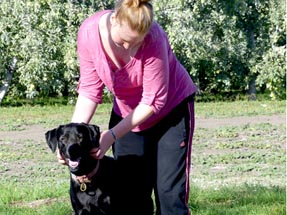Bianca streichelt den Haushund Susi