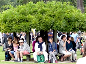 Menschen auf dem Farmers Market