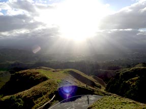 Die Sonne scheint auf dem Gipfel