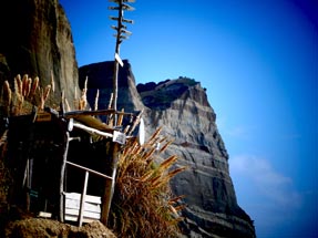 Holzhütte auf dem Felsen