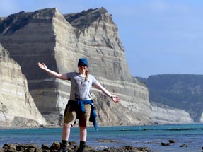 Bianca auf einem Felsen am Cape Kidnappers
