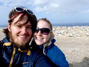 Bianca und Thomas vor der Kolonie Australtölpel