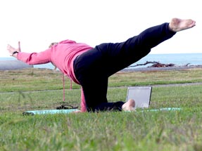 Bianca macht Yoga am Strand Napier