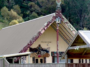 Marae mit Schnitzkunst