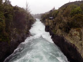Huka Wasserfall längs