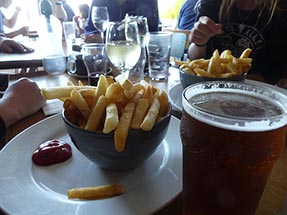 Pommes und Bier Pub