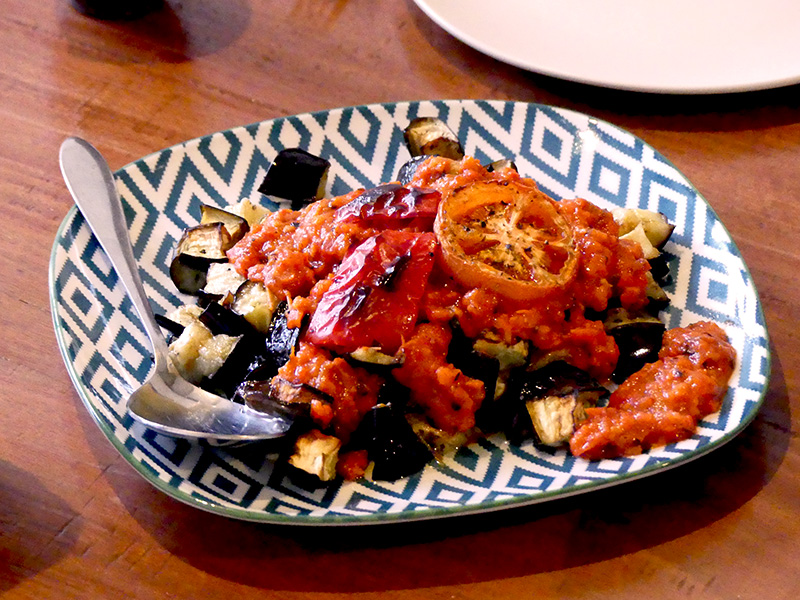 Schmeckt wie Balkan - Röstaubergine mit Tomaten-Paprika-Sauce, frisch aus dem Ofen. Super lecker Röstaubergine mit Tomaten-Paprika-Sauce
