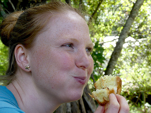 Bianca genießt ein Hot Cross Bun