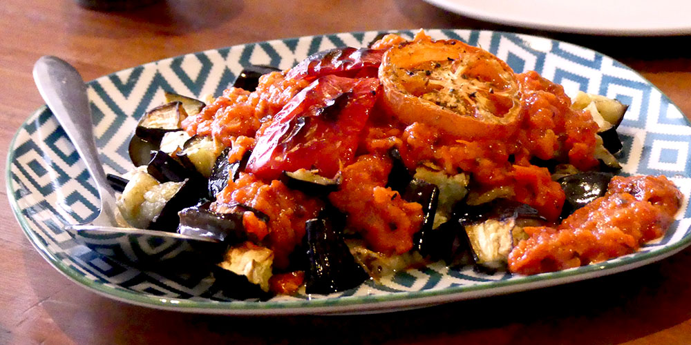 Geröstete Aubergine mit Tomaten-/Paprikasauce, ganz im Balkanstil und mit herrlichem Röstaroma Balkans roasted eggplant with a tomato capsicum sauce